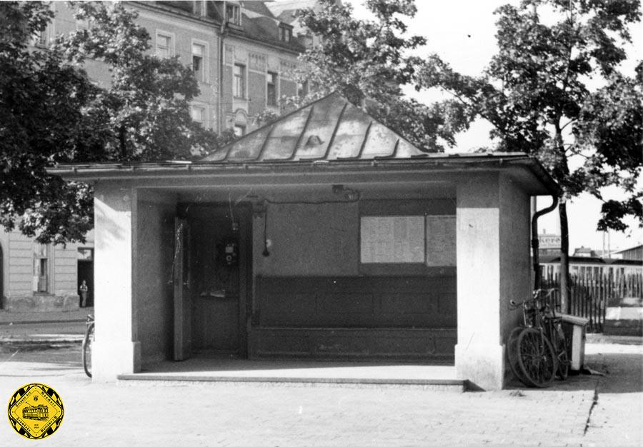 Die erste einfache Wartehalle mit Bedürfnisanstalt wurde 1928 in der damals üblichen Bauform in Stein erbaut.