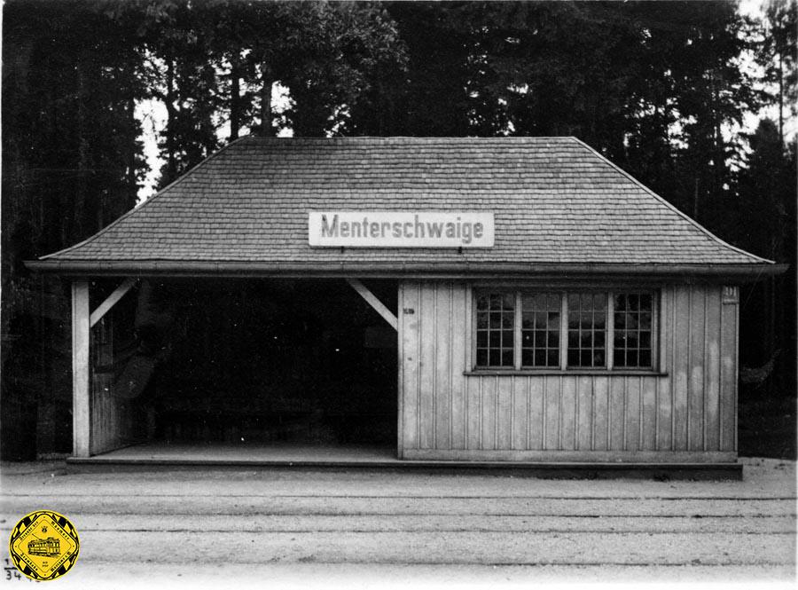Die Wartehalle Menterschwaige wurde von Anfang an etwas größer ausgelegt, um den Wochenendansturm der Münchner aus dem Isartal gewachsen zu sein. Unser Bild ist am 19. August 1925 entstanden.