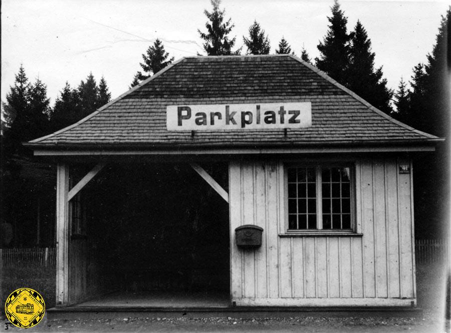 Die erste Wartehalle an der Haltestelle Parkplatz war ein Holzbauwerk, hier abgelichtet am 19.August 1925. Es hat den Krieg nicht überlebt.