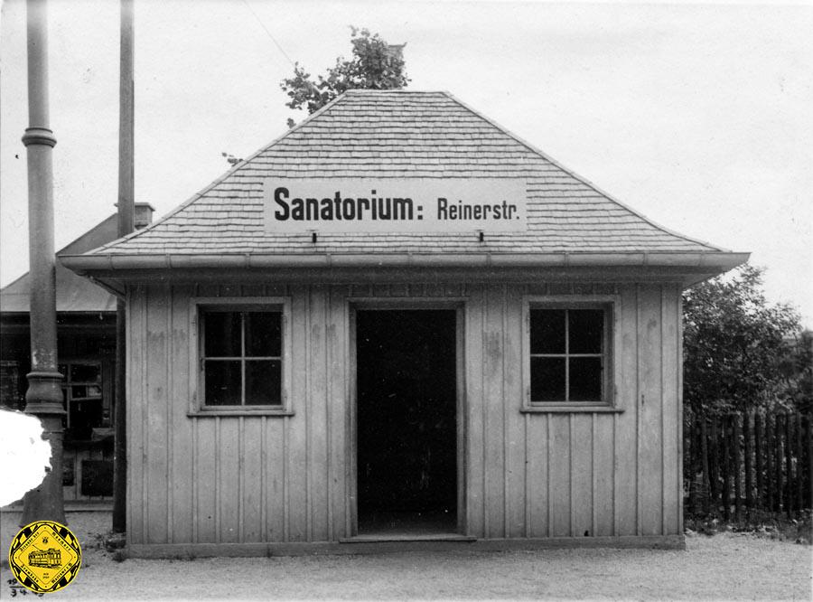 Am Sanatorium / Reinerstraße gab es eine geschlossene hölzerne Wartehalle. Auf dem Bild vom 19.August 1925 kann man auch noch den dahinter liegenden separaten Kiosk erkennen.
