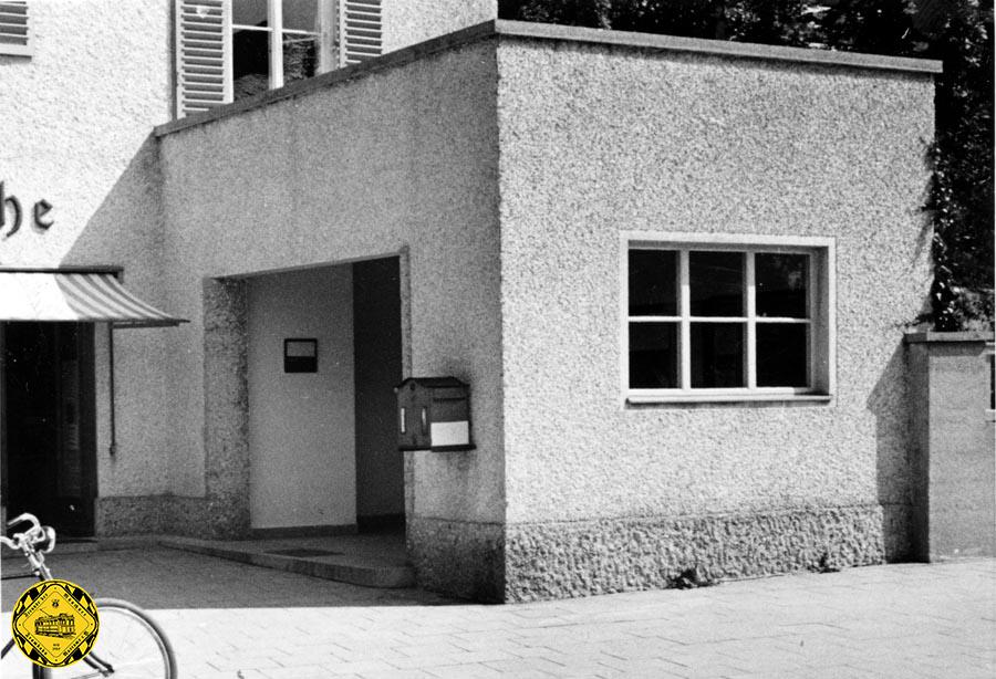 Zur letzten Umbenennung in Tiroler Platz bekam diese Haltestelle einen gemauerten Warteraum. Das Bild zeigt dieses Gebäude von innen und außen im Juni 1940.