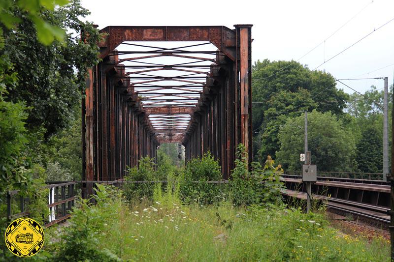 Bitte nicht nachmachen: im Juli 2012 machte ich einen Besuch bei der Braunauer Brücke, nicht ganz ungefährlich. Das verlassene Gleis wurde noch einige Jahre als Rangiergleis zum Schlachthof verwendet.