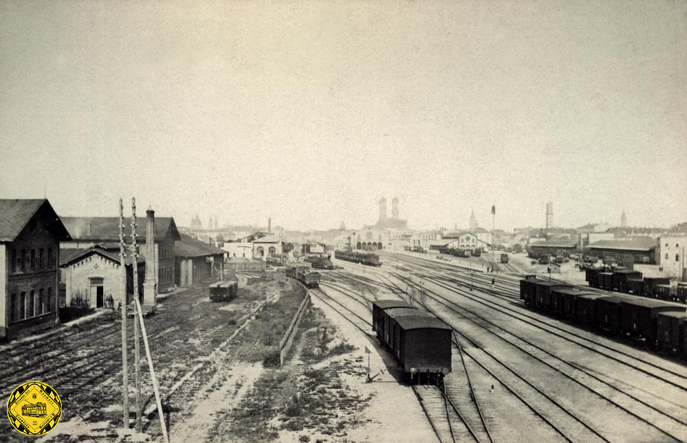 Dieses Foto von 1871 zeigt den Centralbahnhof und ist von der Herbststraßen-Brücke aus gemacht. Links der Bahnhof der Ostbahn, rechts der Centralbahnhof.
