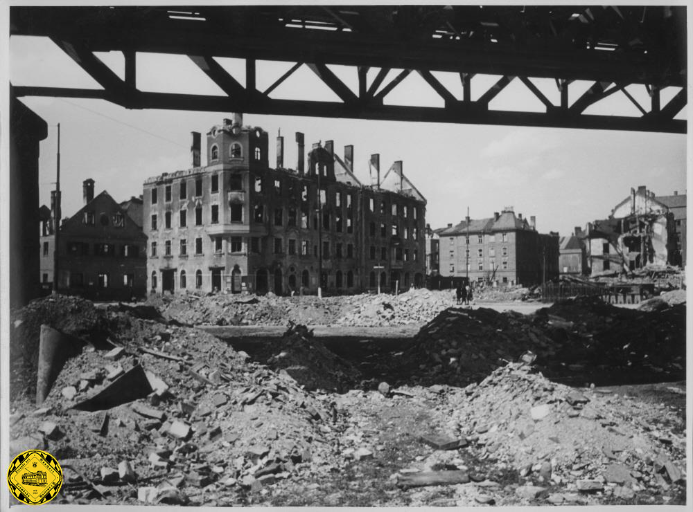 Diese Gegend um die Pilgersheimerstraße ist besonders schwer von den Bombenangriffen gezeichnet. Getroffen wurden vorwiegend die Häuser, aber die Bahnstrecke, die wohl das eigentliche Ziel war, blieb weitgehend verschont.