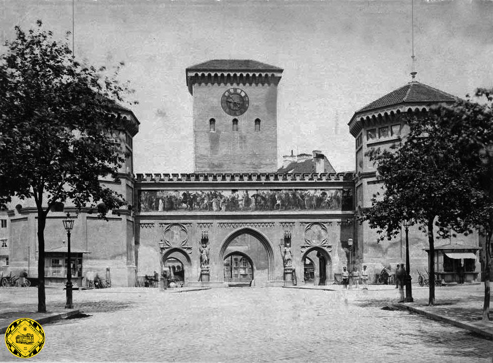 Das Bild aus dem Jahr 1870 zeigt den Isartorplatz zum letzten Mal ohne die ab dann prägende Trambahn. Allerdings wäre das fast schief gegangen, denn 1871 beschloss der Magistrat den Abriss des Isartors als Verkehrshindernis.