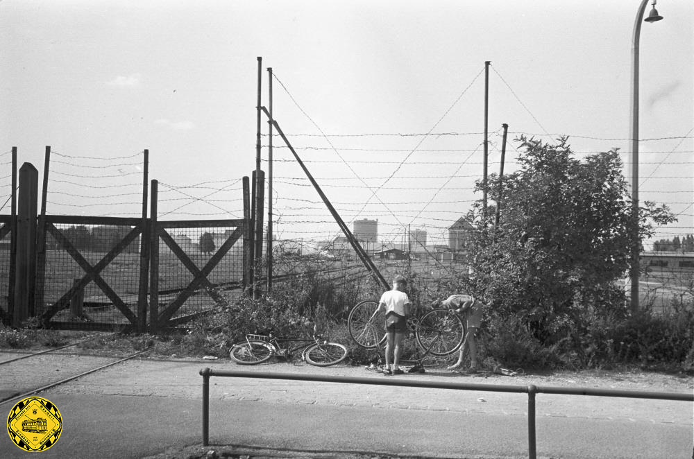 Das einzige Bild aus der Vergangenheit von diesem Übergang, das wir bisher gefunden haben, ist vom September 1959. Da sind die Tore bereits fest verschlossen und es sieht nicht nach einem lebhaften Bahnverkehr aus.