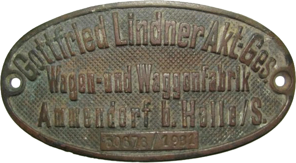 Die Fa. Gottfried Lindner in Ammendorf bei Halle/Saale geht auf einen 1823 gegründeten Handwerksbetrieb vom Sattlermeister Gottfried Lindner zurück. Schon 1830 erweiterte Lindner seine Fertigung um den Bau von Kutschen. Daraus ergab sich logischerweise ab 1883 die Herstellung von Pferdebahnwagen. 
