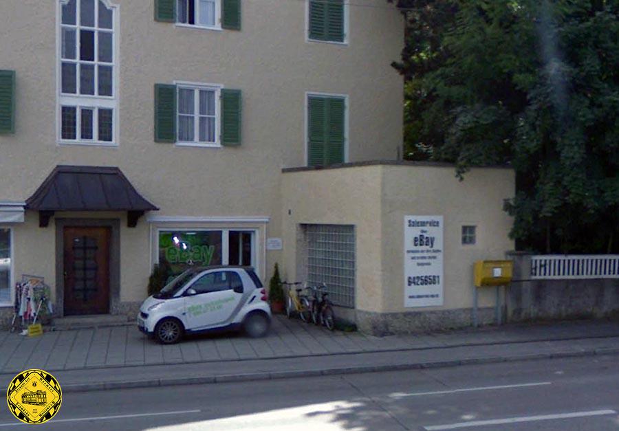 Zur letzten Umbenennung in Tiroler Platz bekam diese Haltestelle einen gemauerten Warteraum. Das Bild zeigt dieses Gebäude von innen und außen im Juni 1940.