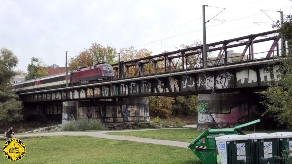 Wenn man von der Seite nicht genau hinschaut, kann man eigentlich nicht erkennen, dass die heutige Streckenführung gar nicht durch die Gitterbrücke von 1870 führt.