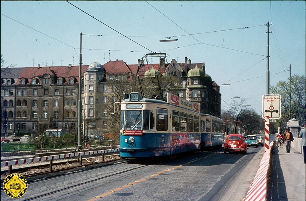 Auch diese Münchner Isarbrücke ist für eine Tragfähigkeit von 60 t ausgelegt, damit auch schwere Trambahntriebwagen sich auf ihr begegnen können. Die Konstruktionsart ist eine Dreigelenkbogen aus Muschelkalkstein mit Aufständerung und Widerlager
aus Beton. Die Verkleidung besteht aus Muschelkalkstein und die Fahrbahnen sind aus Stahlbeton gebaut. Die Brücke ist mit 64,00 m wohl die kürzeste Isarbrücke und hat eine Breite von 18,10 m.