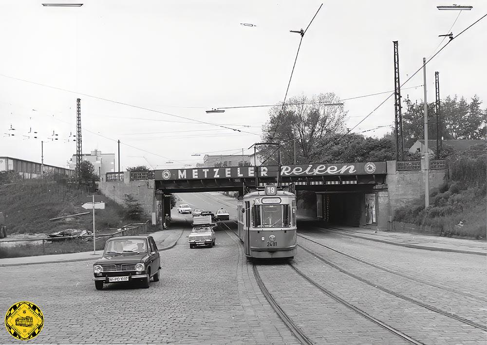 Im Mai 1974 kommt auf dem 19er der TW 2481 durch die alte Unterführung an der Landsbergerstraße.
