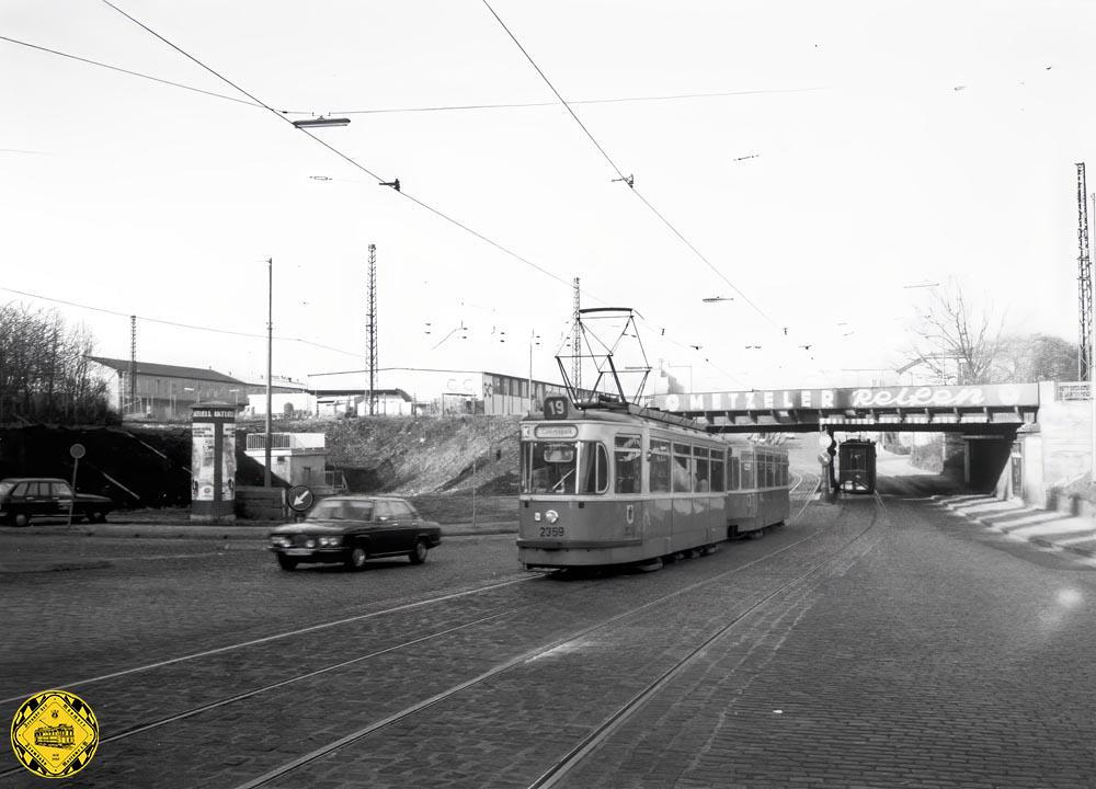 TW 3249 begegnete sich gerade mit dem M-Wagen der Linie 19 stadteinwärts in der Unterführung im Januar 1976.