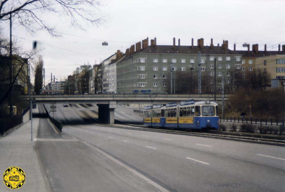 Ein P-Wagen auf der Linie 19 am 1.Februar 1986 unterwegs stadteinwärts an der Unterführung an der Landsbergerstraße.