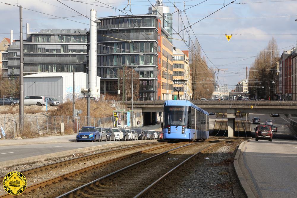 Unter dieser Unterführung sind alle Typenreihen der Münchner Trambahnen durchgefahren, hier eine Variobahn am 14.Marz 2018.