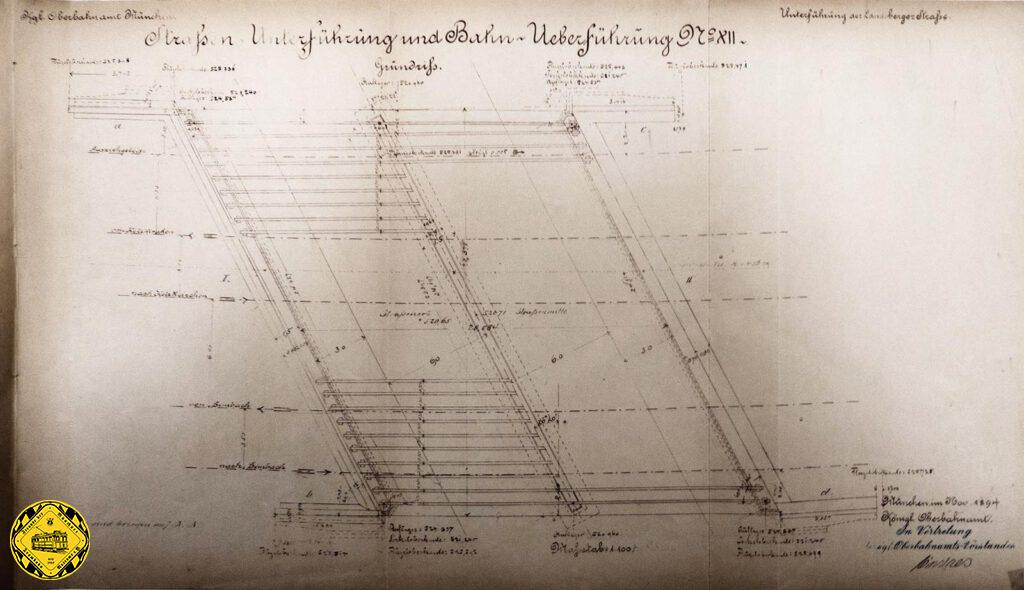 Zuständig für die Planung ist das königlich bayerische Oberbahnamt und das legte im November 1894 erste Pläne für die Brücke der Staatsbahn über die Landsbergerstraße vor. Obwohl sich die Brücke in der Kurve der Staatsbahn befindet, wird die Brückenkonstruktion aus statischen Gründen mit geraden Eisenträgern ausgeführt. 