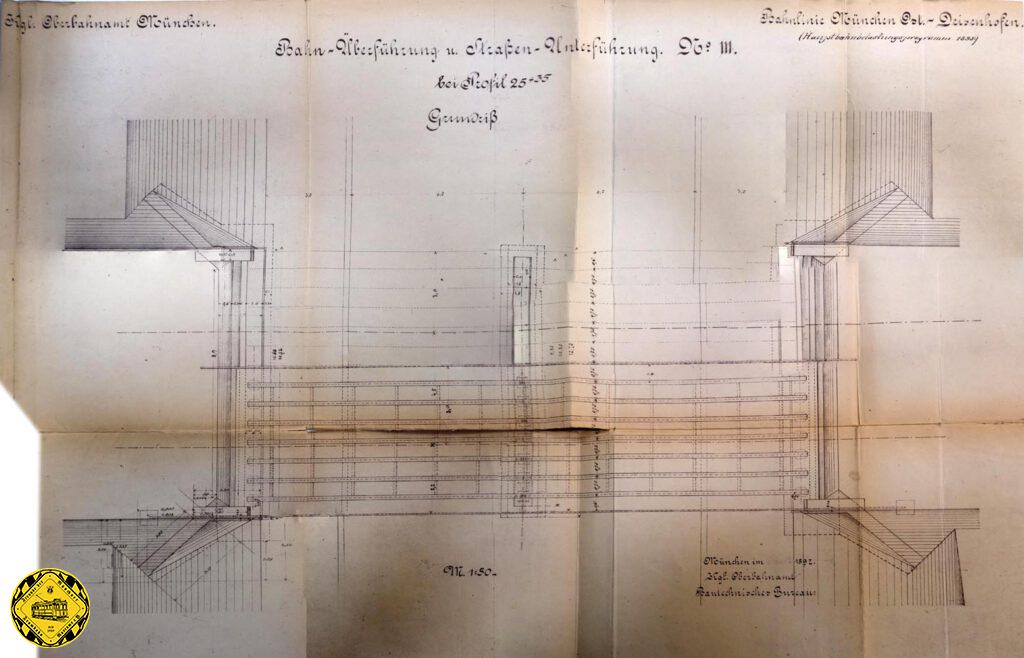 1897 entwarf das Königliche Oberbahnamt der Königlich Bayerischen Staatsbahn die Brücken im Stadtgebiet München, die für die neue Bahnstrecke vom Ostbahnhof nach Deisenhofen nötig sind. Diese Brücke hier an der späteren Chiemgaustraße war damals die "Straßenunterführung III" dieses Bauvorhabens, das auf einem "Hauptbahnbelastungsprogramm" aus dem Jahr 1895 stammt. Parallel wurden damals viele Unterführungen auch im Rahmen der großen Erweiterung des Centralbahnhofs in München gebaut.