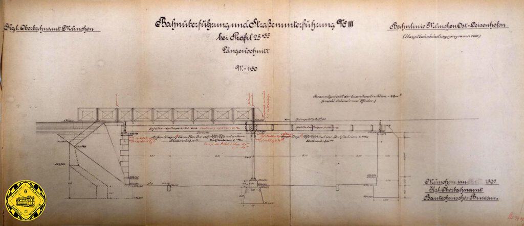 1897 entwarf das Königliche Oberbahnamt der Königlich Bayerischen Staatsbahn die Brücken im Stadtgebiet München, die für die neue Bahnstrecke vom Ostbahnhof nach Deisenhofen nötig sind. Diese Brücke hier an der späteren Chiemgaustraße war damals die "Straßenunterführung III" dieses Bauvorhabens, das auf einem "Hauptbahnbelastungsprogramm" aus dem Jahr 1895 stammt. Parallel wurden damals viele Unterführungen auch im Rahmen der großen Erweiterung des Centralbahnhofs in München gebaut.