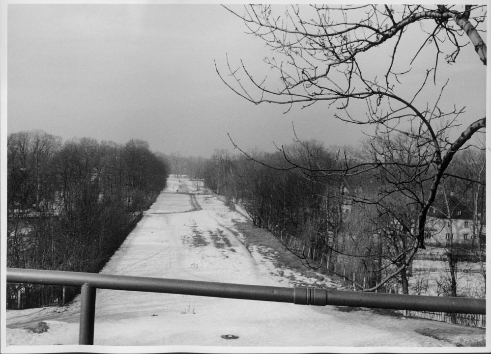 Am 19.Dezember 1959 wird die breite Schneise für den späteren Mittleren Ring vorbereitet. Dieses Foto ist von der bereits in Bau befindlichen späteren Brücken-Überführung der Ismaningeraße bzw späteren Oberföhringerstraße gemacht, über die in der Zeitungen kurz zuvor berichtet wurde.