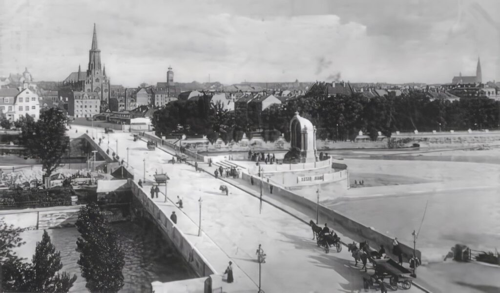 Ein Blick 1910 auf die Corneliusbrücke mit dem soeben fertiggestellten Denkmal für König Ludwig II.. 