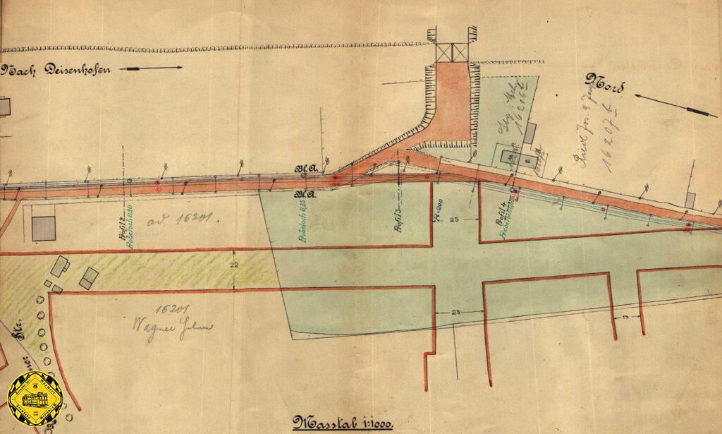 Dieser Plan aus dem Januar 1910 zeigt, Osten ist oben, Norden links, die Situation zu dieser zeit: es gab weder eine Schlierseestraße noch eine Schwanseestraße. Man war gerade dabei, für diese Straßenzüge Baulinien festzulegen, was gut zu sehen ist. Es gab lediglih, hier rat ausgemalt, einen Pfad entlang der Bahnstrecke nach Deisenhofen vom Bahnhof Giesing kommend. Die spätere Chiemgaustraße hatte seit Bahnbau eine Unterfahrt, weil sie die am nächsten gelegene kreuzungsfreie Unterquerung der Bahn-Strecke beim Giesinger Bahnhof nach Osten war.