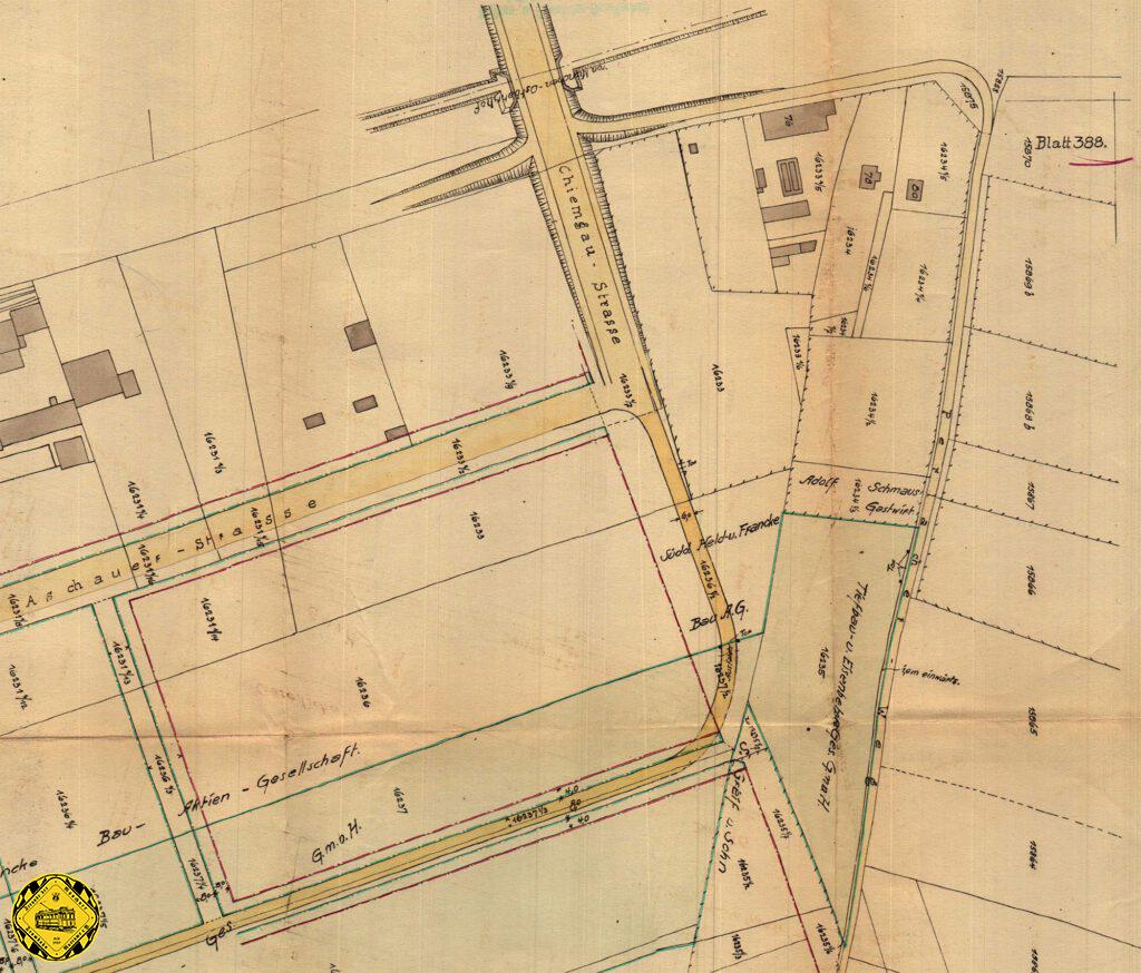 Kurz die Perspektive auf den Kopf gestellt,: jetzt ist Westen oben und Norden rechts, die hier besprochene brücke ist jetzt oben in der Mitte.  

Die Chiemgaustraße führte aber nicht weiter nach Osten, sondern endete auf der Höhe der neu gebauten Aschauerstraße und ging als Fahrweg noch zur geplanten Paulsdorferstraße, die östlich parallel zur Aschauerstraße verlaufen sollte. Hintergrund dieses Ausbaustandes war, dass am  7.7.1924 die Trambahn-Strecke vom Giesinger Bahnhof zur Hauptwerkstätte nach einer Bauzeit 27.04.1924 bis 07.07.1924 auf dieser Trasse durch die Chiemgaustraße und Aschauerstraße zweigleisig in Betrieb genommen wurde.