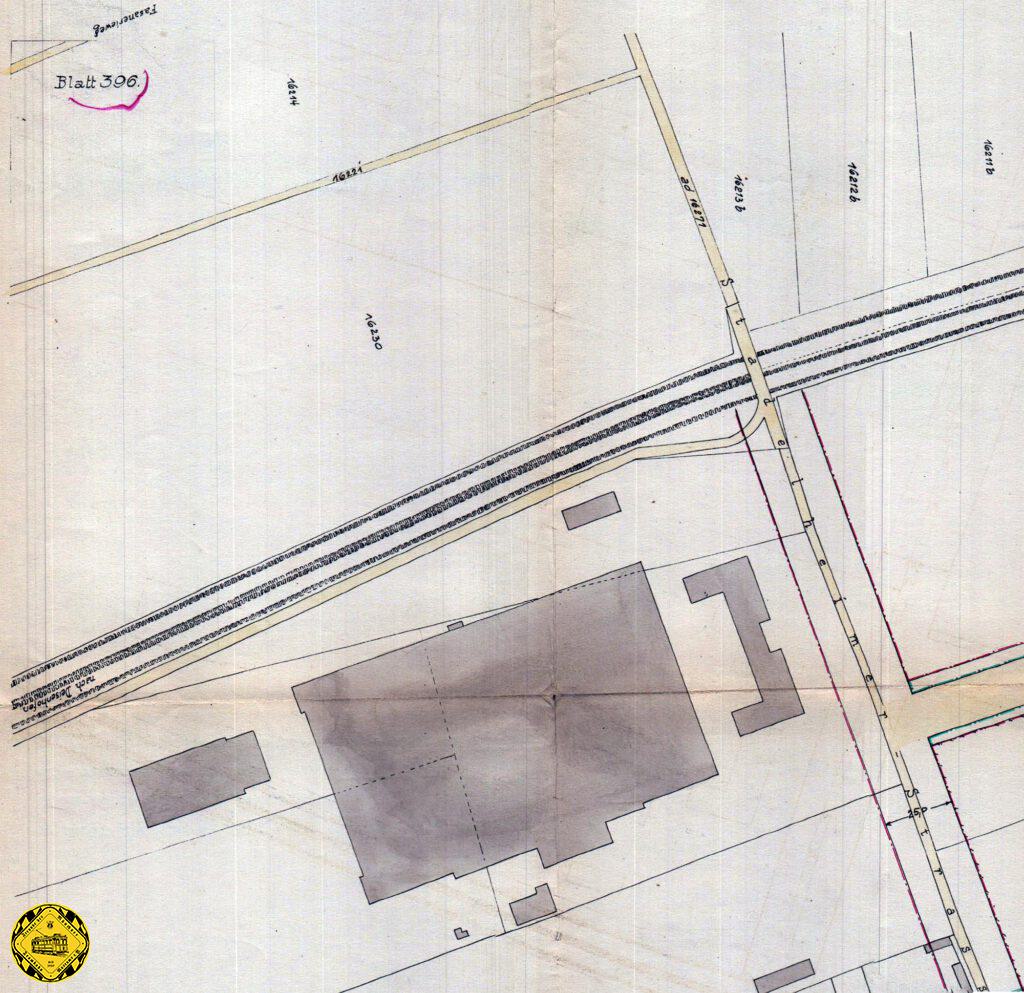 Der Plan von 1924 zeigt den Bahnübergang am Feldweg vor der Hauptwerkstätte oben in der Mitte. Die Zufahrt zur Hauptwerkstätte war die neu gebaute Aschauerstraße und Chiemgaustraße, die ab 1897 schon eine Unterführung hatte.