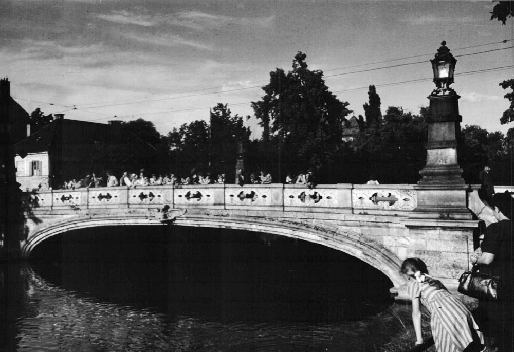 Den 2.Weltkrieg hat diese Brücke unversehrt überstanden und auf unserem Bild von 1949 werfen die ersten Kinder wieder Steine in das Wasser.