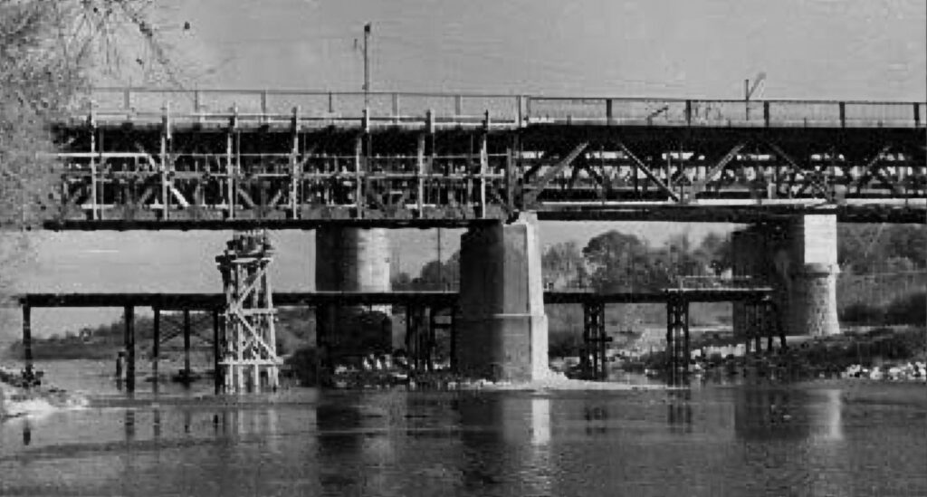Mit dem 1939 begonnenen Ausbau der bisherigen Nebenbahn zum Münchner Nordring war eine Erweiterung der Brücke auf zwei Gleise notwendig. 