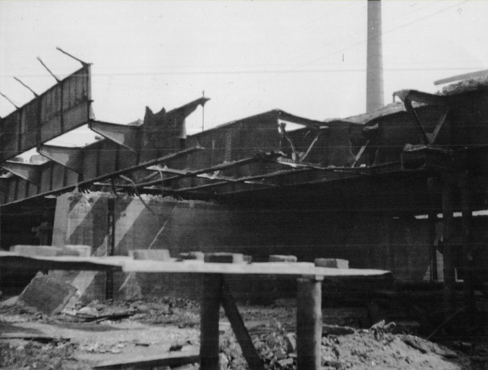 Die Donnersbergerbrücke wurde im 2.Weltkrieg schwer beschädigt und war bis 1951 nur erschwert über Notfahrbahnen passierbar. Unsere Bilder sind vom Stadtbauamt aus dem Mai, Juni und August 1951, als man die Schäden aufnahm und einen Plan zur Umsetzung einer Reparatur erstellte. Die Reparaturen wurde im folgenden Jahr umgesetzt.
