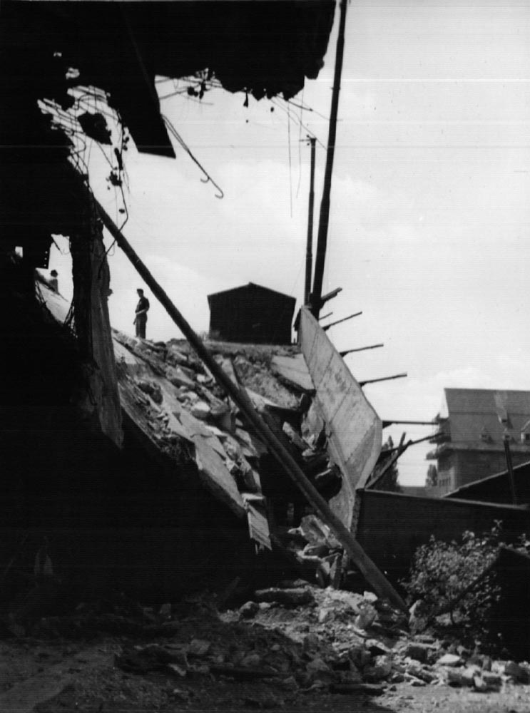 Die Donnersbergerbrücke wurde im 2.Weltkrieg schwer beschädigt und war bis 1951 nur erschwert über Notfahrbahnen passierbar. Unsere Bilder sind vom Stadtbauamt aus dem Mai, Juni und August 1951, als man die Schäden aufnahm und einen Plan zur Umsetzung einer Reparatur erstellte. Die Reparaturen wurde im folgenden Jahr umgesetzt.
