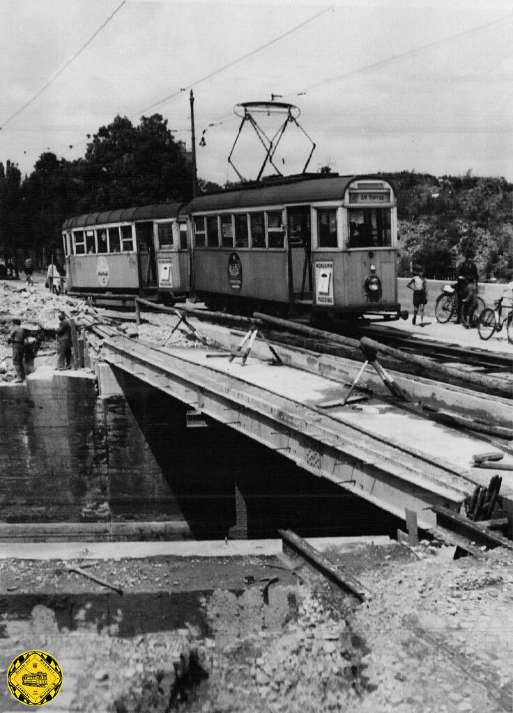 Am 29.Juni 1951 balanciert ein K-Wagen mit k-Beiwagen auf der Linie 22 über die Baustelle an der Ganghoferbrücke. Unten im Bild sieht man noch die Gleisenden vor der Baustelle, die später wieder angeschlossen wurden.