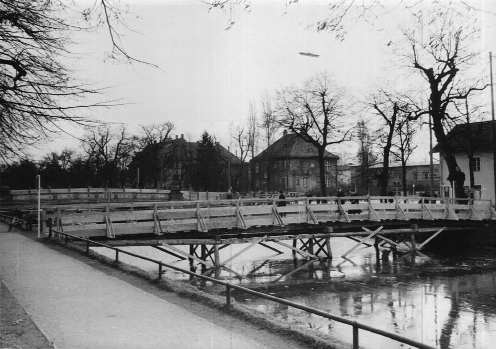 Östlich der Baustelle an der Brücke wird ab 1956 ein Fußgängersteg aus Holz errichtet.