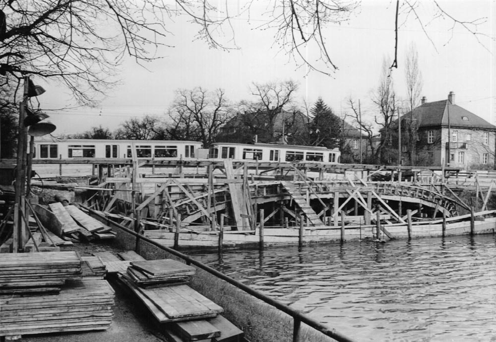 Am 1.Mai 1956 ist schon die Schalung für die Brückenverbreiterung teilweise aufgebaut. Das Wasser wurde abgesperrt, um weitgehend im Trockenen arbeiten zu können.
