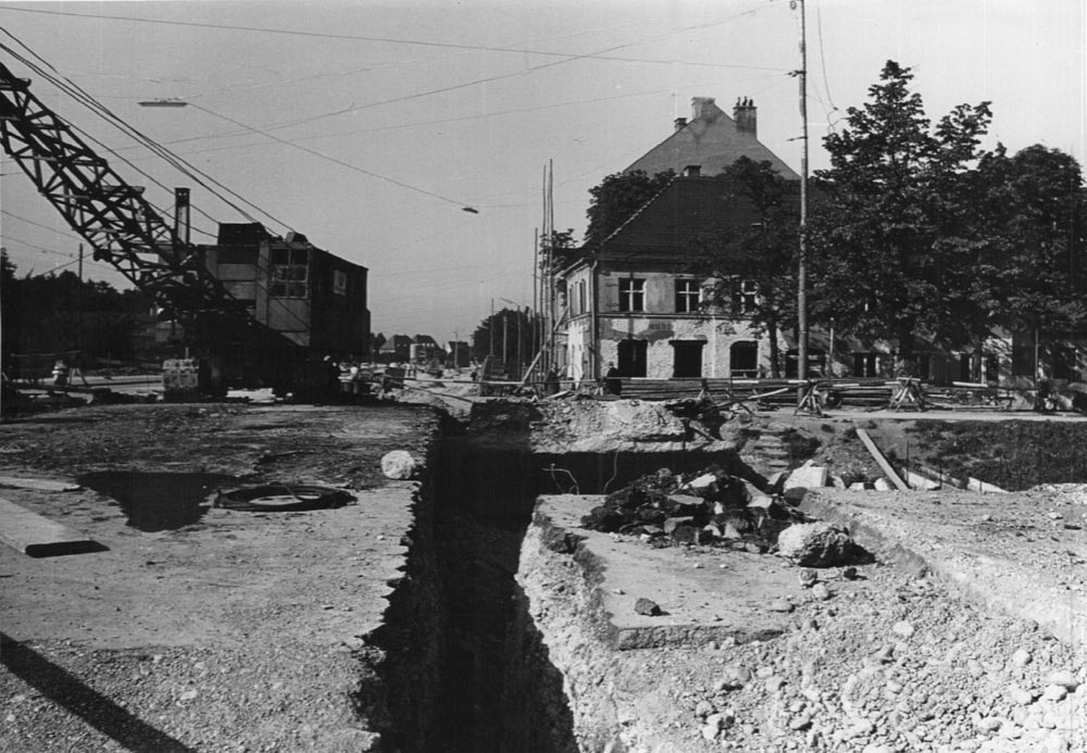 Die Baustelle am 1. September 1956 zeigt, dass die Brücken-Brüstung schon abgebaut ist. 