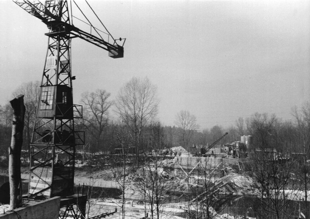 aubeginn war 1958 und unsere Bilder wurden am 19.Februar 1959 vom Bauamt gemacht. Damals begann man nach dem Setzen der Fundamente mit dem Bau der neuen Brückenpfeiler.