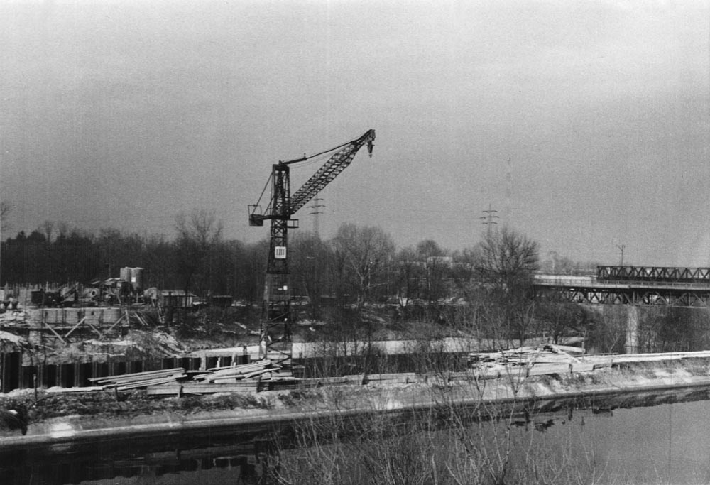 ier kann man gut bei den Bildern vom 19.Februar 1959 im Hintergund die beiden anderen Brücken sehen, die Leinthalerbrücke hat eine untergezogene Gitterbauweise und die Eisenbahnbrücke noch die Roth-Waagner-Behelfsbrücke mit obenliegenden Traggittern.