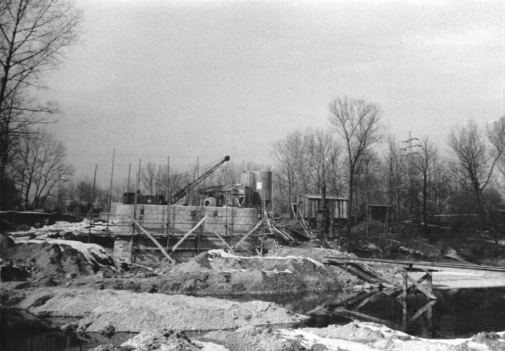 Baubeginn war 1958 und unsere Bilder wurden am 19.Februar 1959 vom Bauamt gemacht. Damals begann man nach dem Setzen der Fundamente mit dem Bau der neuen Brückenpfeiler.