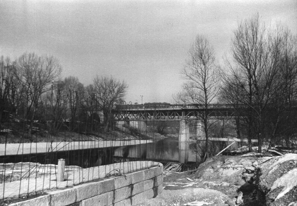 Auf dem linken Bild sieht man gut im Hintergrund die alte Leinthalerbrücke als Gitterbrücke und dahinter die Föhringer Eisenbahnbrücke in unmittelbarer Nachbarschaft der neuen Herzog-Heinrich-Brücke.