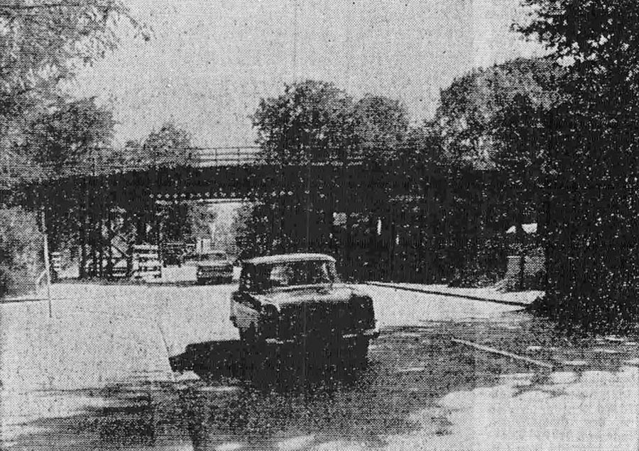 Im Winter 1960/1961 ist die Fußgängerbrücke fertig. Diese Brücke steht heute noch unverändert hier. Nun beginnt der Bau der Isarbrücke.