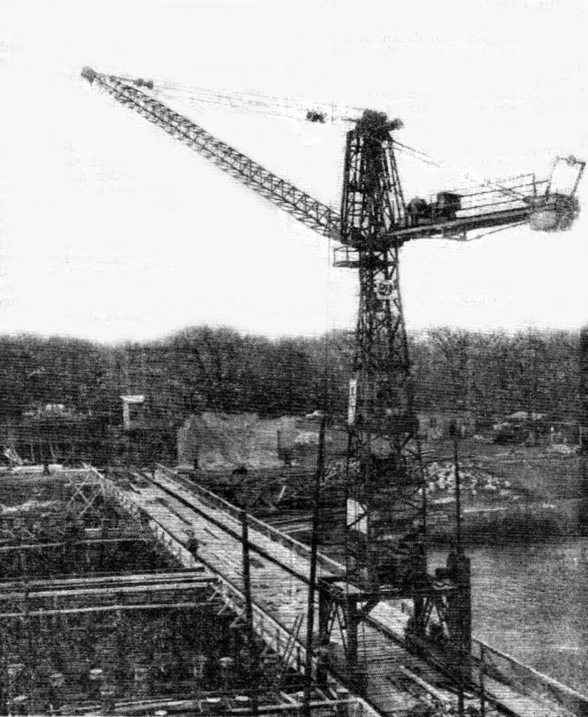 Für den Bau der Brücke wie der Anschlussbauwerke wurde großenteils der Grund der 1935 abgerissenen Lokomotivfabrik Maffei in der Hirschau genutzt und kein Englischer Garten geopfert. 