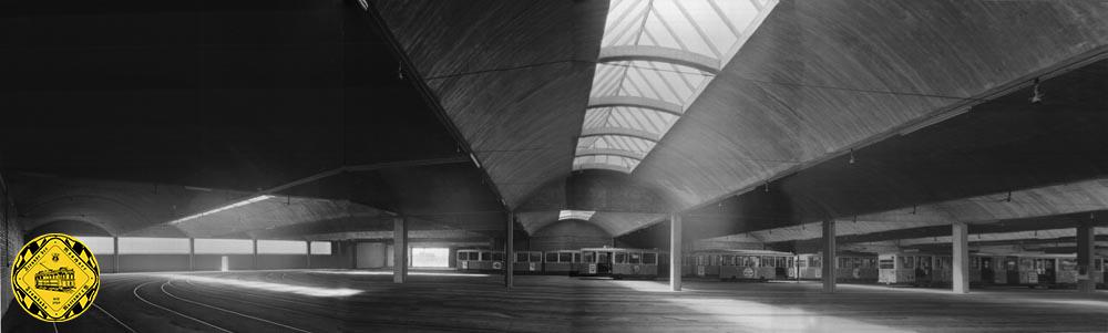 Das 400 qm große Betriebsverwaltungsgebäude ist günstig an der Aus- und Einfahrt angelegt und beinhaltete ursprünglich die Betriebshofsverwaltung, Schaffnerraum und Zahlstelle. Mittlerweile sind in diesem Gebäude Büros für verschiedene Abteilungen des Fahrbetriebs sowie der Werkstätte untergebracht. Die Fahrerverwaltung befindet sich seit einiger Zeit in der Bayerstraße.