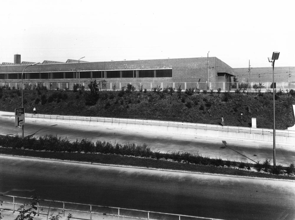 Ein Blick 1964 über die neue Rampe zur Leuchtenbergunterführung auf den neuen Betriebshof. Der Autoverkehr ist noch übersichtlich. 