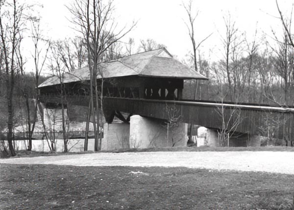 1978 wurde bei St. Emmeram in Oberföhring eine Fußgängerbrücke errichtet, deren Holzfachwerkkonstruktion mit Schindeldach als Reminiszenz an frühere Zeiten und Bauten gedacht war. 
