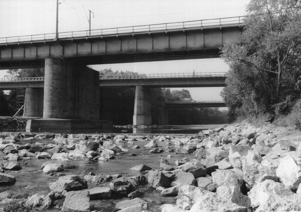 Damit ist das Brücken-Trio hier fertig auf unserem Bild vom Juni 1982 mit der neuen Föhringer Bahnbrücke und der gerade fertiggestellten Leinthalerbrücke und der herzog-Heinrich-Brücke im Hintergrund.
