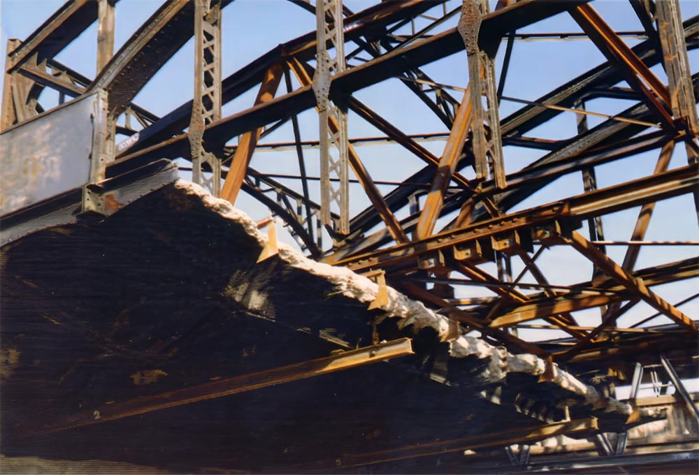 Die Reparaturen an der Hackerbrücke nach dem 2.Weltkrieg waren nur sehr oberflächlich, sodass man 1977 schon an die nächste Sanierung dachte. Die Brücke hatte vor allem Korrosionsschäden, die 1951 unberücksichtigt bleiben und die nun durch den verstärkten Einsatz unter anderem von Streusalz stark an der Brückenkonstruktion genagt hatten. Der Verkehr wurde 1978 auf 6 t Gesamtgewicht reduziert