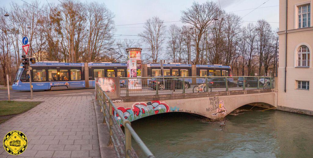 Im Abendrot des 19.Dezember 2023 kommt die Linie 16 über die Tivolibrücke stadteinwärts. 