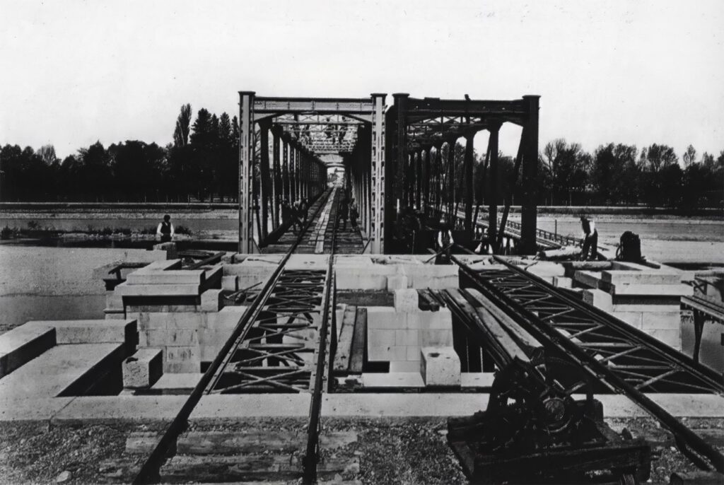 Die fertige Braunauer Brücke. Am 12. April 1871 verkehrte ein erster Probezug von München nach Neuötting.