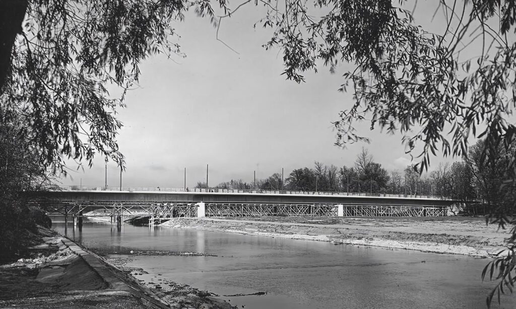 Im Oktober 1953 ist die Brücke fast fertig. Noch steht das Hilfsgerüst und dahinter die  hölzerne Baubrücke. 