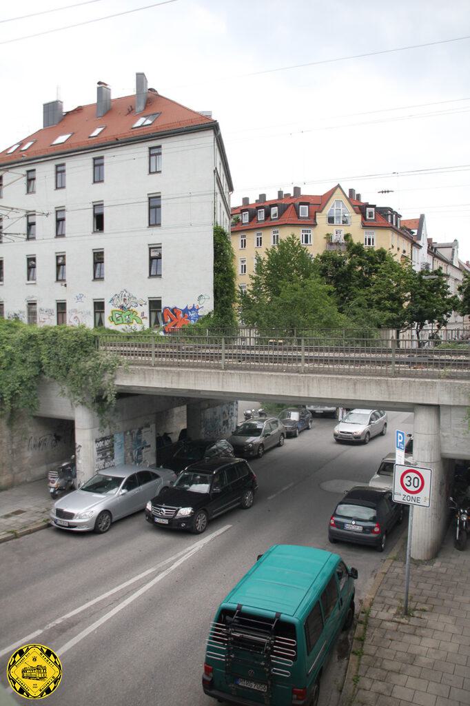 Diesen Blick hat man selten: als ich mich 2012 auf der Brücke des Anschlussgleises zum Isartalbahnhof rumtrieb, machte ich dieses Bild von der Unterführung an der Dreimühlenstraße, jetzt im zeitgemäßen Spannbeton-Look.