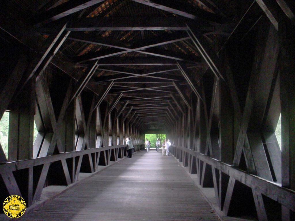 Bei einem Spaziergang im August 2002 machte ich dieses Foto vom Innenleben des St.Emmeram-Stegs.